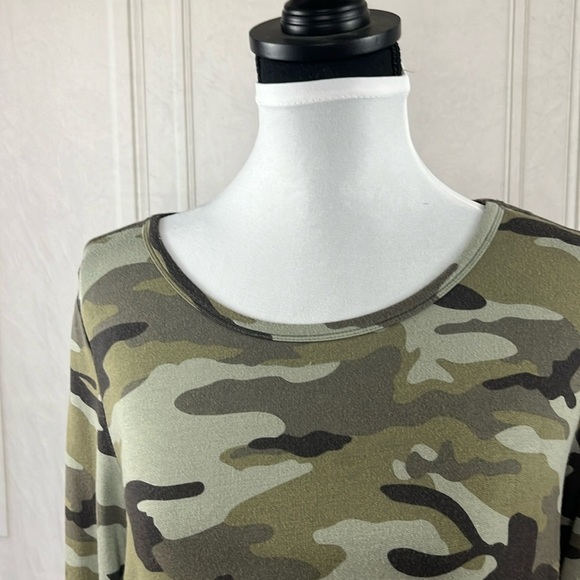Camo top 🖤 - Picture 2 of 6